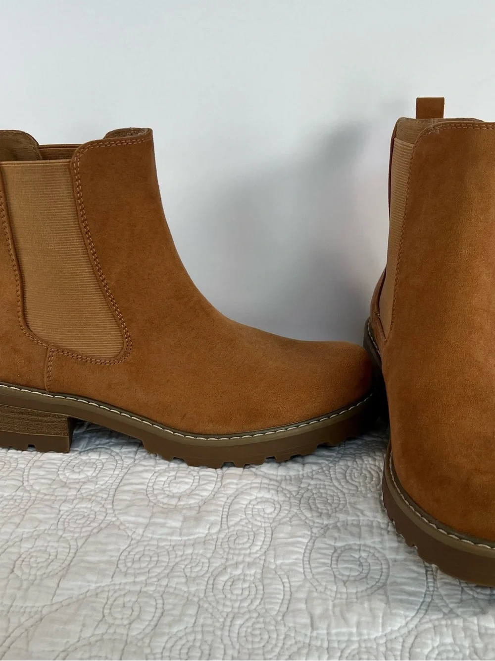 Universal Thread Tan Chelsea Boots Women’s Size 8 Lug Sole Ankle Booties NEW